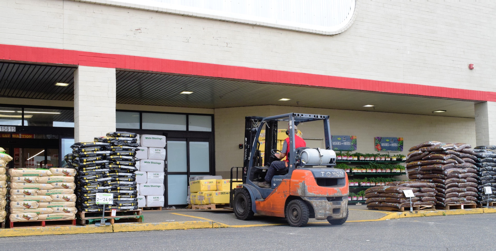 Renting an electric forklift in Dubai? Ask these 5 key questions on cost, battery, & support first. Ensure a reliable, hassle-free rental.